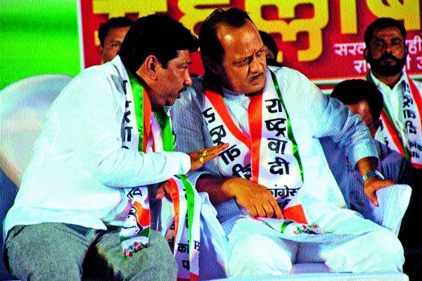 Ajitdad's visit to Manudin Baghavan's residence, efforts to prevent migrant workers from meeting | मैनुद्दीन बागवान यांच्या निवासस्थानी अजितदादांची भेट, मिरज संघर्ष समितीत जाणाऱ्यांना रोखण्याचे प्रयत्न Ajitdad's visit to Manudin Baghavan's residence, efforts to prevent migrant workers from meeting | मैनुद्दीन बागवान यांच्या निवासस्थानी अजितदादांची भेट, मिरज संघर्ष समितीत जाणाऱ्यांना रोखण्याचे प्रयत्न