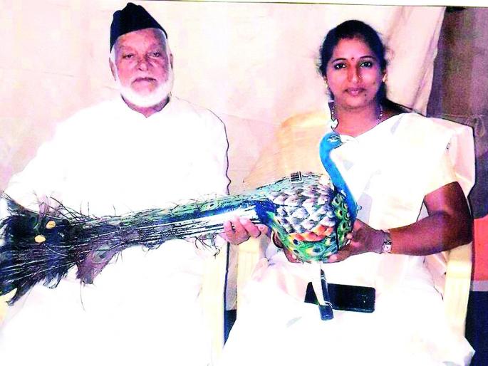 The creation of the Peerage Plant in Mirzayat, Amirhammaja Satarmker | सांगली : मिरजेत मयूर वाद्याची निर्मिती, सतारमेकर यांनी टाकली लौकिकात भर The creation of the Peerage Plant in Mirzayat, Amirhammaja Satarmker | सांगली : मिरजेत मयूर वाद्याची निर्मिती, सतारमेकर यांनी टाकली लौकिकात भर