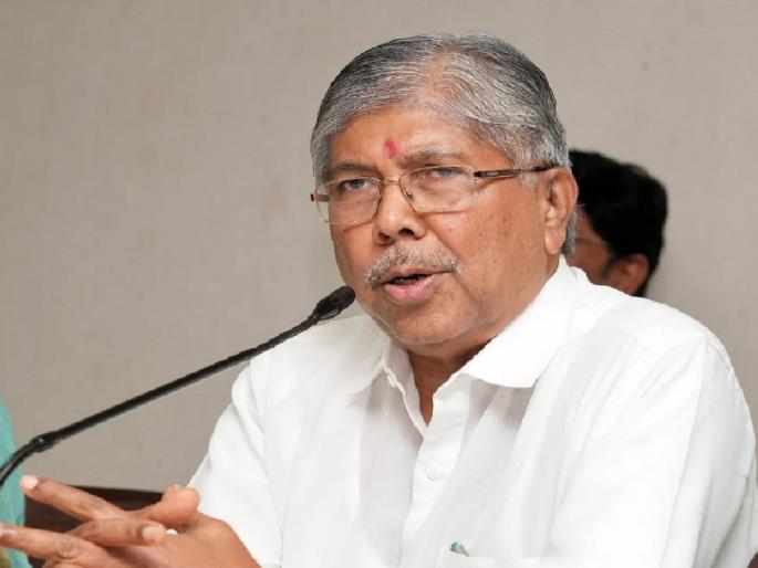 A drama of humiliation unfolded as senior leader Suresh Awati was not invited to the Mahayuti meeting held in Miraj | Sangli: तुम्ही कोण लागून गेलात, पालकमंत्री संतापले; मिरजेत महायुतीच्या बैठकीत रंगले मानापमान नाट्य