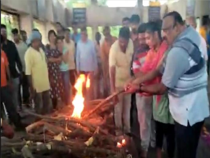 The daughter lit the father pyre, change in Pardeshi Kayastha society | रूढी, परंपरा तोडून पित्याच्या चितेला मुलीने दिला अग्नी; परदेशी कायस्थ समाजात बदलाचे वारे The daughter lit the father pyre, change in Pardeshi Kayastha society | रूढी, परंपरा तोडून पित्याच्या चितेला मुलीने दिला अग्नी; परदेशी कायस्थ समाजात बदलाचे वारे