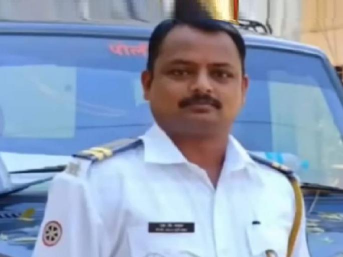 Police constable killed in accident after dogs came across him on Sangli road in Miraj | Sangli: कुत्रे आडवे आले; दुचाकी अपघातात पुण्यातील पोलीस हवालदार ठार, एक जखमी  Police constable killed in accident after dogs came across him on Sangli road in Miraj | Sangli: कुत्रे आडवे आले; दुचाकी अपघातात पुण्यातील पोलीस हवालदार ठार, एक जखमी