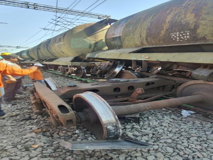 Rail traffic was disrupted for two hours after an empty wagon carrying fuel derailed at Miraj railway station | Sangli: मिरज जंक्शनमध्ये चार वॅगन रेल्वेमार्गावरून घसरले, दोन तास ठप्प झाली होती वाहतूक Rail traffic was disrupted for two hours after an empty wagon carrying fuel derailed at Miraj railway station | Sangli: मिरज जंक्शनमध्ये चार वॅगन रेल्वेमार्गावरून घसरले, दोन तास ठप्प झाली होती वाहतूक