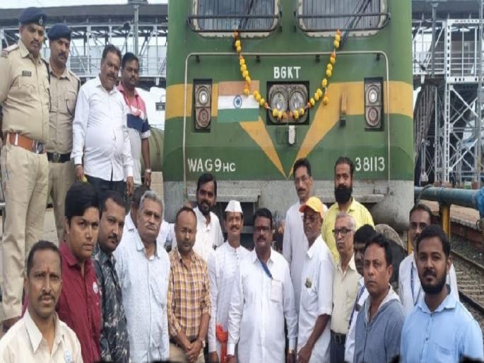 Kolhapur Kalburgi Express welcomed at Miraj station, facilities for visiting religious places | कोल्हापूर-कलबुर्गी एक्स्प्रेसचे मिरज स्थानकात स्वागत, धार्मिक स्थळांच्या दर्शनाची सोय