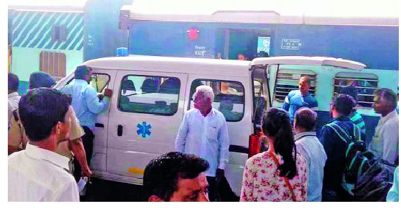 Six passengers on the Nagpur-Kolhapur train are injured, Iron Mills scavenger accident | नागपूर-कोल्हापूर रेल्वेतील सहा प्रवासी जखमी, : लोखंडी फलक घासून दुर्घटना Six passengers on the Nagpur-Kolhapur train are injured, Iron Mills scavenger accident | नागपूर-कोल्हापूर रेल्वेतील सहा प्रवासी जखमी, : लोखंडी फलक घासून दुर्घटना