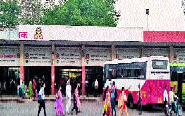 ST strand rises in rural passenger traffic: | एसटी फेऱ्या कपातीमुळे ग्रामीण प्रवाशांना फटका : -सुटीत मुक्कामी एसटी फेºया बंद