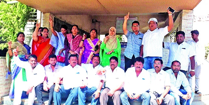'Health' meeting canceled due to boycott of corporators: Congress-Nationalist aggressor in Miraj | नगरसेवकांच्या बहिष्कारामुळे ‘आरोग्य’ची बैठक रद्द : मिरजेत काँग्रेस-राष्ट्रवादी आक्रमक  'Health' meeting canceled due to boycott of corporators: Congress-Nationalist aggressor in Miraj | नगरसेवकांच्या बहिष्कारामुळे ‘आरोग्य’ची बैठक रद्द : मिरजेत काँग्रेस-राष्ट्रवादी आक्रमक