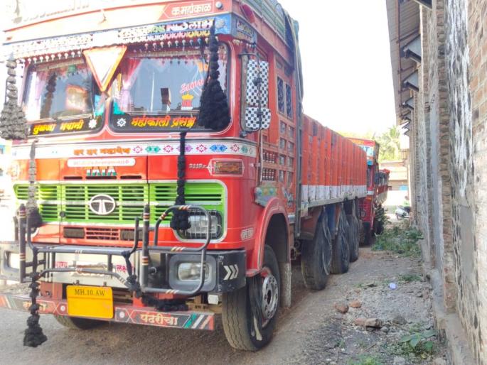 Abduction of pond by sand smugglers | ट्रकचे टायर फुटल्याने उडी मारून तलाठीने घेतली सुटका करून ; गुन्हा दाखल Abduction of pond by sand smugglers | ट्रकचे टायर फुटल्याने उडी मारून तलाठीने घेतली सुटका करून ; गुन्हा दाखल