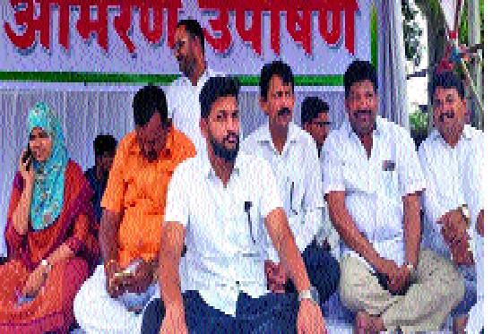 Barbaric fasting against the municipal corporation of the Nationalist Congress Party | मिरजेत राष्टवादीच्या नगरसेवकांचे महापालिकेविरुध्द बेमुदत उपोषण Barbaric fasting against the municipal corporation of the Nationalist Congress Party | मिरजेत राष्टवादीच्या नगरसेवकांचे महापालिकेविरुध्द बेमुदत उपोषण