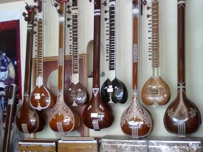 Stringed instruments made in Miraj hit by increased US tariffs | Tariff Effect: मिरजेची सतार अमेरिकेत लाखाच्या घरात, निर्यात घसरली