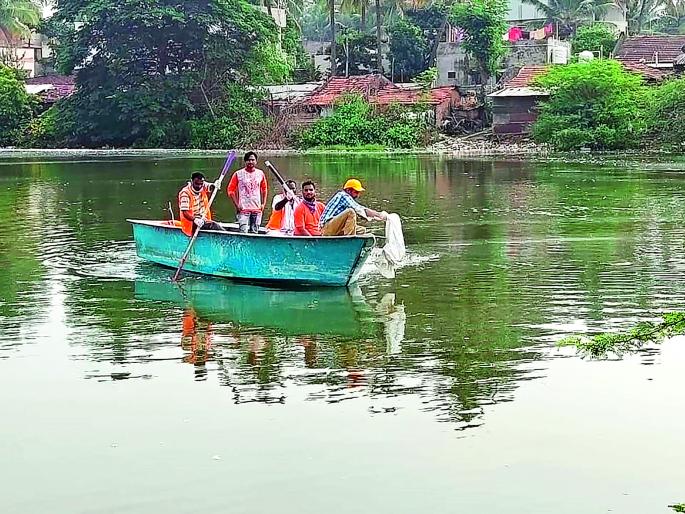 Spray the drug in epilepsy | मिरजेतील खणीत औषध फवारणी Spray the drug in epilepsy | मिरजेतील खणीत औषध फवारणी