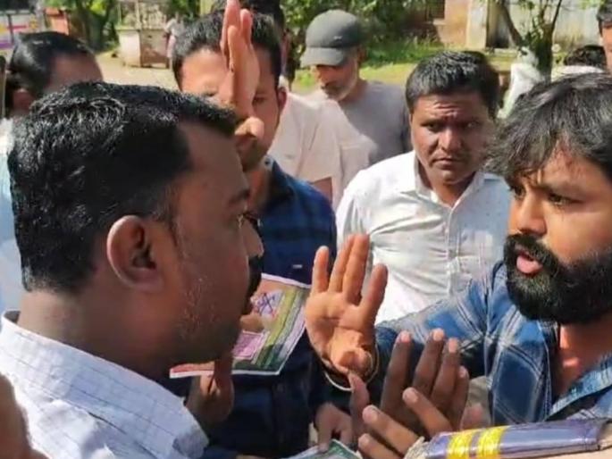 Argument between workers and BJP supporters in Khanderajuri | खंडेराजुरीत कामगार-भाजप समर्थकांत वादावादी; दगडफेक, मारहाण केल्याचा कामगारांचा आरोप Argument between workers and BJP supporters in Khanderajuri | खंडेराजुरीत कामगार-भाजप समर्थकांत वादावादी; दगडफेक, मारहाण केल्याचा कामगारांचा आरोप