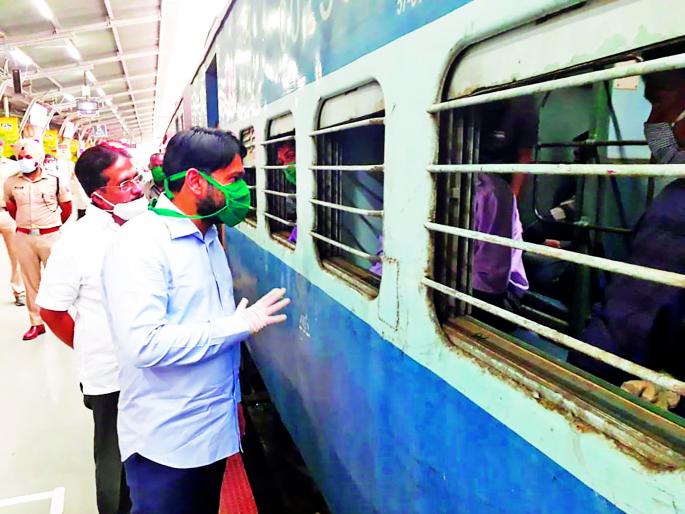 Shramik special train from Mirzapur to Gorakhpur | Coronavirus in Maharashtra ११८४ प्रवासी आनंदी, निघाले आपल्या गावी : मिरजेतून गोरखपूरला श्रमिक स्पेशल रेल्वे रवाना Shramik special train from Mirzapur to Gorakhpur | Coronavirus in Maharashtra ११८४ प्रवासी आनंदी, निघाले आपल्या गावी : मिरजेतून गोरखपूरला श्रमिक स्पेशल रेल्वे रवाना