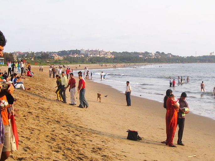 Municipal Corporation takes action against 24 tourists for walking on Miramar beach without wearing masks | मिरामार किनार्यावर २४ पर्यटकांना दंड, मास्क न वापरता फिरल्याने महापालिकेची कारवाई Municipal Corporation takes action against 24 tourists for walking on Miramar beach without wearing masks | मिरामार किनार्यावर २४ पर्यटकांना दंड, मास्क न वापरता फिरल्याने महापालिकेची कारवाई