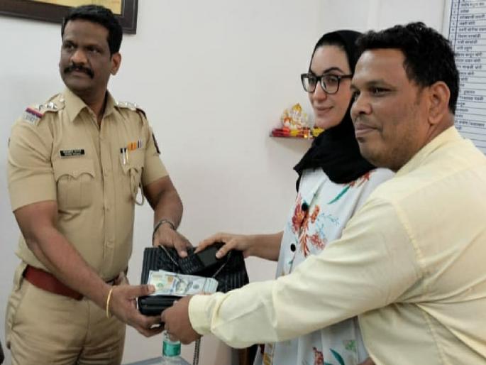 Mira Road police recovered the bag containing 2 thousand 400 dollars, which was left in the rickshaw | परदेशातून उपचारासाठी आलेल्या माय-लेकीचे पैसे रिक्षात विसरलेले, पोलिसांनी मिळवून दिले Mira Road police recovered the bag containing 2 thousand 400 dollars, which was left in the rickshaw | परदेशातून उपचारासाठी आलेल्या माय-लेकीचे पैसे रिक्षात विसरलेले, पोलिसांनी मिळवून दिले