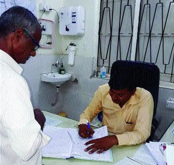 Despite the absence of the doctor, the game with a lot of patients | अनुपस्थित असूनही डॉक्टरची सही : चक्क रूग्णांच्या जीवाशी खेळ Despite the absence of the doctor, the game with a lot of patients | अनुपस्थित असूनही डॉक्टरची सही : चक्क रूग्णांच्या जीवाशी खेळ