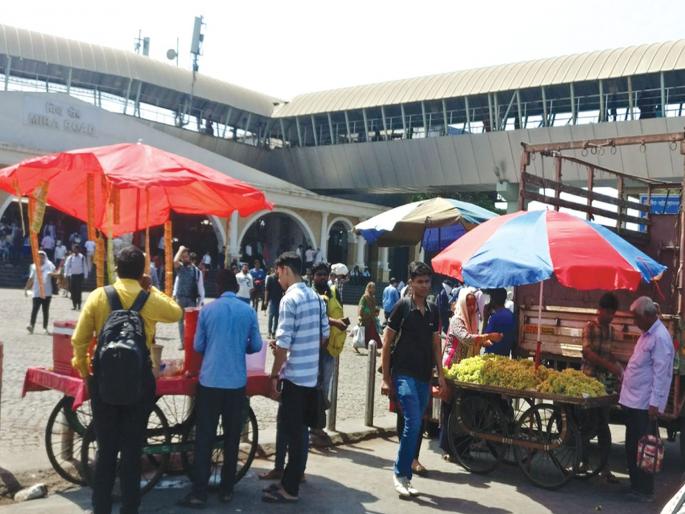 Meet the hawkers at the Mira Road railway station | मीरा रोड रेल्वेस्थानकास फेरीवाल्यांचा विळखा Meet the hawkers at the Mira Road railway station | मीरा रोड रेल्वेस्थानकास फेरीवाल्यांचा विळखा