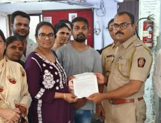 Alleging police harassment, put us in jail, angry residents in miraroad | पोलिसांकडून त्रास दिल्याचा आरोप करत आम्हाला जेलमध्ये टाका असं म्हणत तक्रारदार रहिवाश्यांचा संताप Alleging police harassment, put us in jail, angry residents in miraroad | पोलिसांकडून त्रास दिल्याचा आरोप करत आम्हाला जेलमध्ये टाका असं म्हणत तक्रारदार रहिवाश्यांचा संताप