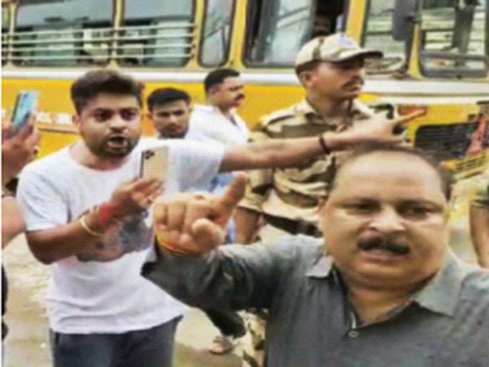 Those who took action on the illegal pavilion were shocked, activists protested in front of the municipal team; Allegations of corruption | बेकायदा मंडपावर कारवाई करणाऱ्यांना धक्काबुक्की, पालिका पथकासमोर कार्यकर्त्यांची अरेरावी; भ्रष्टाचाराचे आरोप Those who took action on the illegal pavilion were shocked, activists protested in front of the municipal team; Allegations of corruption | बेकायदा मंडपावर कारवाई करणाऱ्यांना धक्काबुक्की, पालिका पथकासमोर कार्यकर्त्यांची अरेरावी; भ्रष्टाचाराचे आरोप