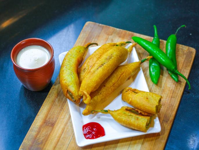 Delicious and crispy chili pakoda! Ahaha .. Special spicy mirchi pakoda recipe .. | खमंग आणि खुसखुशीत मिरची पकोडा! अहाहा.. स्पेशल चटपटीत पकोड्याची कडक रेसिपी..