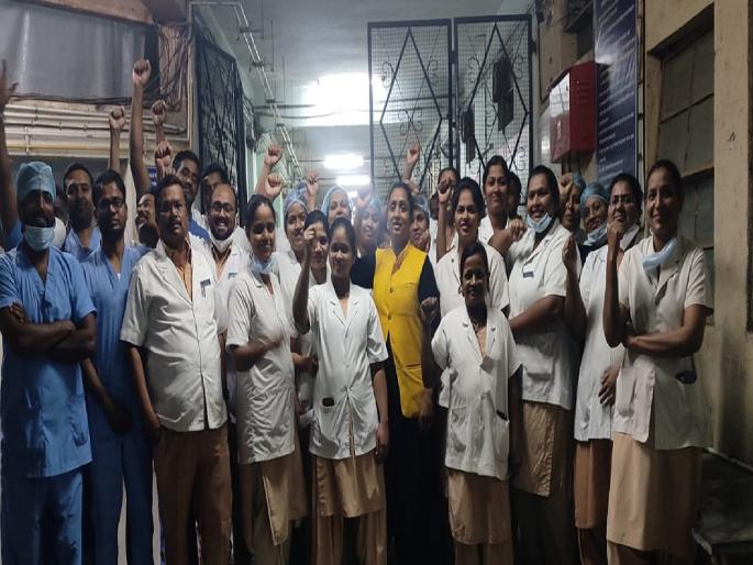Strike of government employees: Mirj government hospital nurses stopped work at midnight, Impact on patient care | Strike of government employees: मिरजेत शासकीय रुग्णालयातील पारिचारीकांनी मध्यरात्रीच केले काम बंद, रुग्णसेवा सलाईनवर Strike of government employees: Mirj government hospital nurses stopped work at midnight, Impact on patient care | Strike of government employees: मिरजेत शासकीय रुग्णालयातील पारिचारीकांनी मध्यरात्रीच केले काम बंद, रुग्णसेवा सलाईनवर