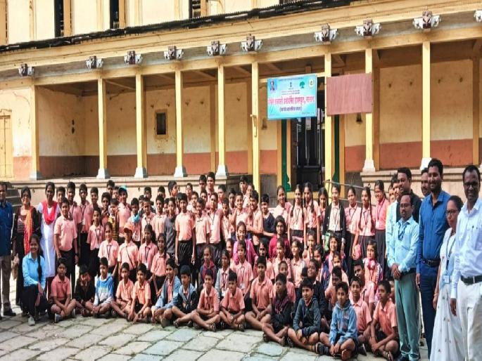 The students of Miraj experienced Dr. Babasaheb Ambedkar school entrance day | मिरजेतील विद्यार्थ्यांनी अनुभवला बाबासाहेबांचा शाळा प्रवेश दिन!, स्वाक्षरी अन् इमारत पाहून चिमुकले हरखले The students of Miraj experienced Dr. Babasaheb Ambedkar school entrance day | मिरजेतील विद्यार्थ्यांनी अनुभवला बाबासाहेबांचा शाळा प्रवेश दिन!, स्वाक्षरी अन् इमारत पाहून चिमुकले हरखले