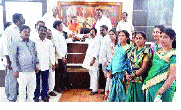 In the Miraj Panchayat Samiti resignation: Members of the West are aggressive | मिरज पंचायत समितीत राजीनामानाट्य : पश्चिम भागातील सदस्य आक्रमक