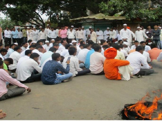 Stop the road in Mirajgaon on the Solapur route | सोलापूर मार्गावर मिरजगावमध्ये रास्ता रोको Stop the road in Mirajgaon on the Solapur route | सोलापूर मार्गावर मिरजगावमध्ये रास्ता रोको