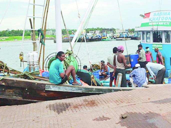 Most violation of fishing ban in Ratnagiri ?, action against ten boats | मासेमारी बंदीचे रत्नागिरीत सर्वाधिक उल्लंघन?, दहा नौकांवर कारवाई Most violation of fishing ban in Ratnagiri ?, action against ten boats | मासेमारी बंदीचे रत्नागिरीत सर्वाधिक उल्लंघन?, दहा नौकांवर कारवाई