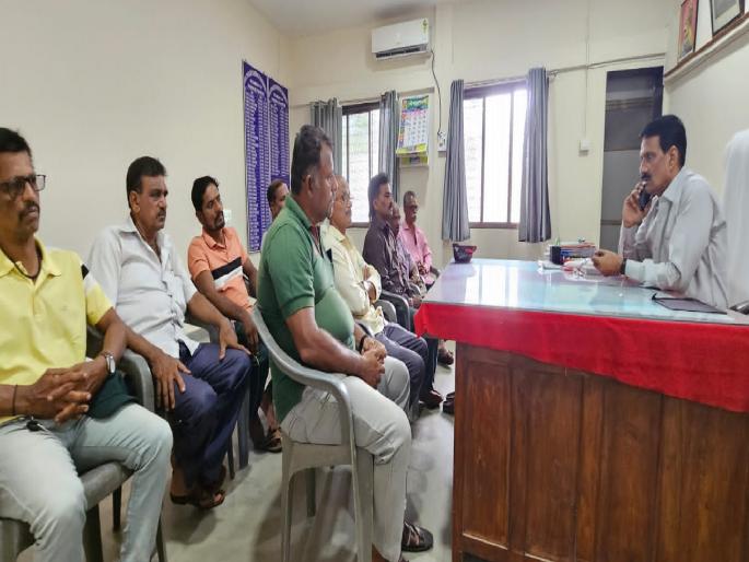 The work of Mirya dam is incomplete, Ratnagirikar demanded to complete the work | Ratnagiri: मिऱ्या बंधाऱ्याचे काम सुरू न झाल्याने ग्रामस्थ पतन विभागावर धडकले The work of Mirya dam is incomplete, Ratnagirikar demanded to complete the work | Ratnagiri: मिऱ्या बंधाऱ्याचे काम सुरू न झाल्याने ग्रामस्थ पतन विभागावर धडकले