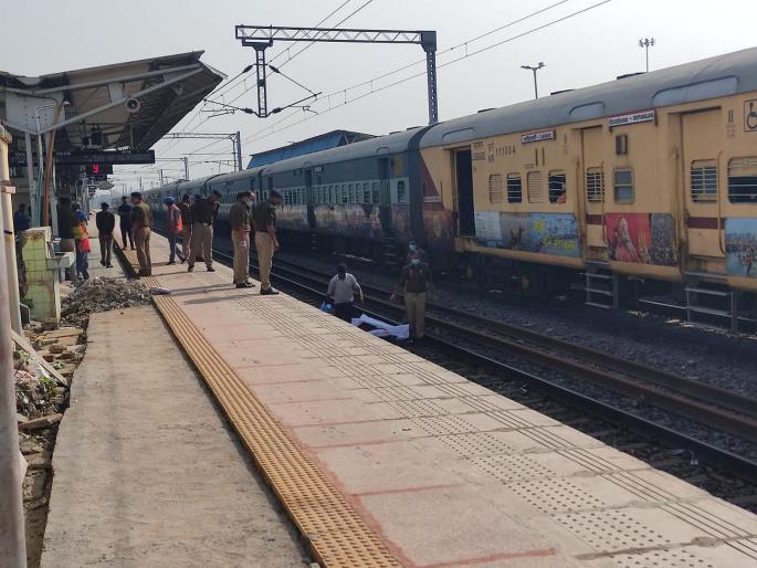 Fatal accident near Mirzapur on Kartik Purnima day; 6 devotees crushed to death by 'Kalka Mail' while crossing railway tracks | मिर्झापूरजवळ भीषण अपघात; रेल्वे रुळ ओलांडताना 'कालका मेल'खाली चिरडून ६ भाविकांचा मृत्यू Fatal accident near Mirzapur on Kartik Purnima day; 6 devotees crushed to death by 'Kalka Mail' while crossing railway tracks | मिर्झापूरजवळ भीषण अपघात; रेल्वे रुळ ओलांडताना 'कालका मेल'खाली चिरडून ६ भाविकांचा मृत्यू