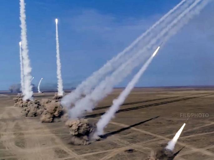 Russian president Vladimir Putin ally Dmitry Medvedev warning third world war nuclear cuban missile crisis | "तर रक्ताचे पाट वाहतील..."; रशियाने दिला तिसऱ्या महायुद्धाचा इशारा; अणुयुद्धाचा धोका वाढला Russian president Vladimir Putin ally Dmitry Medvedev warning third world war nuclear cuban missile crisis | "तर रक्ताचे पाट वाहतील..."; रशियाने दिला तिसऱ्या महायुद्धाचा इशारा; अणुयुद्धाचा धोका वाढला