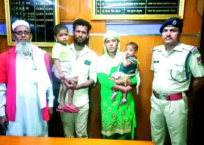 Seeing the missing child, the mother's eyes filed with joy tears | बाळाला बघताच आईच्या डोळ्यात आले आनंदाश्रू Seeing the missing child, the mother's eyes filed with joy tears | बाळाला बघताच आईच्या डोळ्यात आले आनंदाश्रू