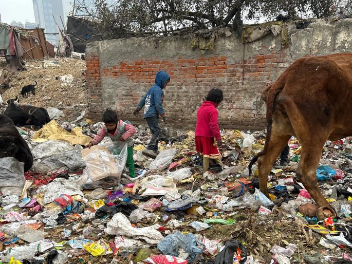Chhatrapati Sambhajinagar in Shocks! 25-year-old mother busy collecting garbage, her 12-year-old daughter goes missing with her friend | धक्कादायक! २५ वर्षांची आई कचरा वेचण्यात मग्न, तिची १२ वर्षांची मुलगी मैत्रिणीसह बेपत्ता Chhatrapati Sambhajinagar in Shocks! 25-year-old mother busy collecting garbage, her 12-year-old daughter goes missing with her friend | धक्कादायक! २५ वर्षांची आई कचरा वेचण्यात मग्न, तिची १२ वर्षांची मुलगी मैत्रिणीसह बेपत्ता