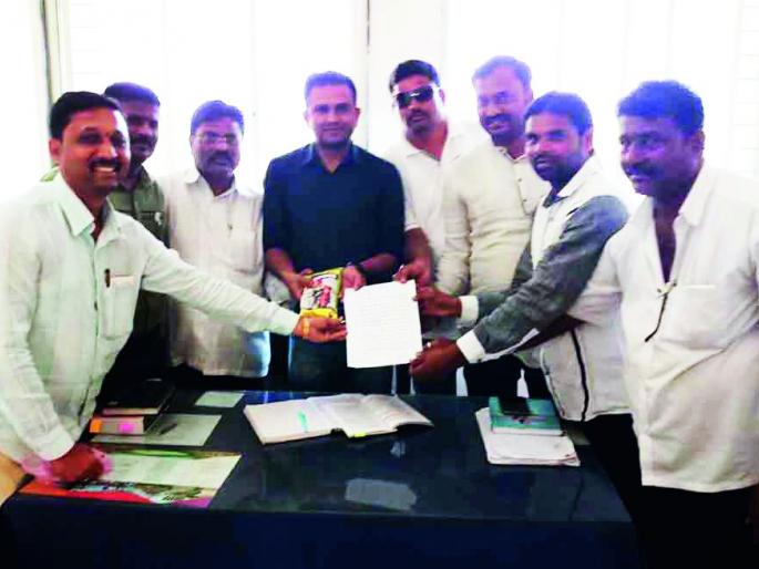 Movement at Lonar giving 'sweet sweets' | ‘मिठाची मिठाई’ देऊन लोणार येथे आंदोलन Movement at Lonar giving 'sweet sweets' | ‘मिठाची मिठाई’ देऊन लोणार येथे आंदोलन