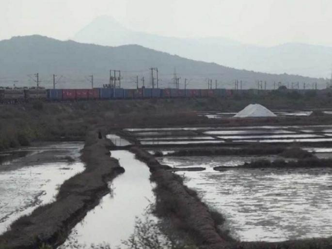 Constructions were done on the salt marshes while flooding was inevitable in the eastern suburbs | मिठागरांवर बांधकामे झाली, तर पूर्व उपनगरांत पूरस्थिती अटळ Constructions were done on the salt marshes while flooding was inevitable in the eastern suburbs | मिठागरांवर बांधकामे झाली, तर पूर्व उपनगरांत पूरस्थिती अटळ