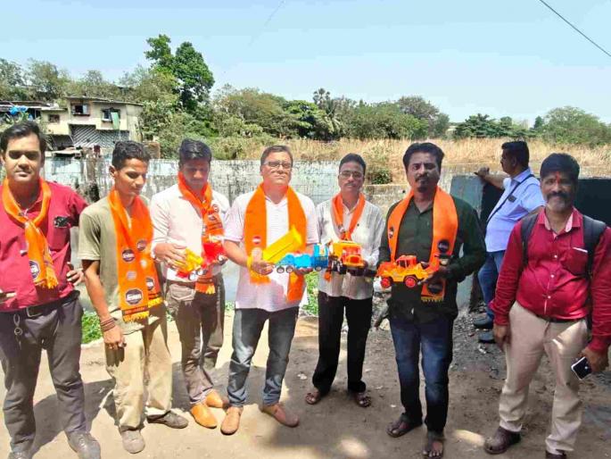 Sludge is not removed before the deadline contractor and municipal officials will be bathed in the river | मुदत संपण्यापूर्वी गाळ काढला नाहीतर कंत्राटदार आणि पालिका अधिकाऱ्यांना मिठी नदीत घालणार अंघोळ! Sludge is not removed before the deadline contractor and municipal officials will be bathed in the river | मुदत संपण्यापूर्वी गाळ काढला नाहीतर कंत्राटदार आणि पालिका अधिकाऱ्यांना मिठी नदीत घालणार अंघोळ!