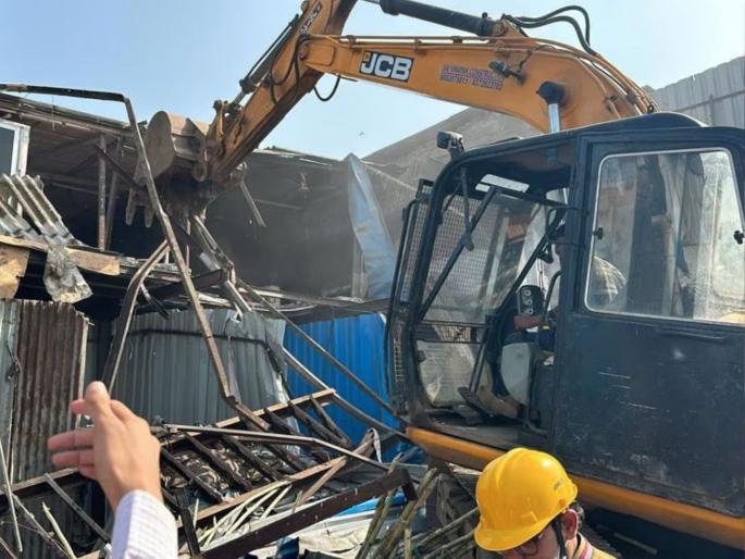 56 constructions obstructing the widening of Mithi river are demolished in mumbai |  मिठी नदी रुंदीकरणात अडथळा ठरणारी ५६ बांधकामे जमीनदोस्त 56 constructions obstructing the widening of Mithi river are demolished in mumbai |  मिठी नदी रुंदीकरणात अडथळा ठरणारी ५६ बांधकामे जमीनदोस्त