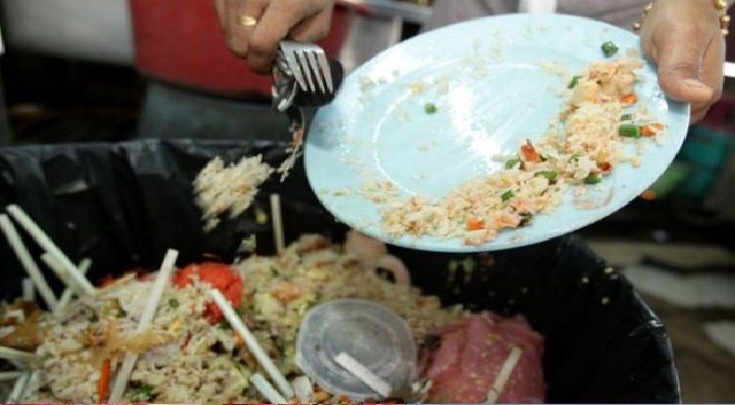 Leftover food from hotel, wedding functions goes in waste | हॉटेल, लग्नकार्यातून शिल्लक अन्न जाते कचऱ्यात; भुकेलेल्यांपर्यंत पोहचणाऱ्या हातांची कमतरता Leftover food from hotel, wedding functions goes in waste | हॉटेल, लग्नकार्यातून शिल्लक अन्न जाते कचऱ्यात; भुकेलेल्यांपर्यंत पोहचणाऱ्या हातांची कमतरता