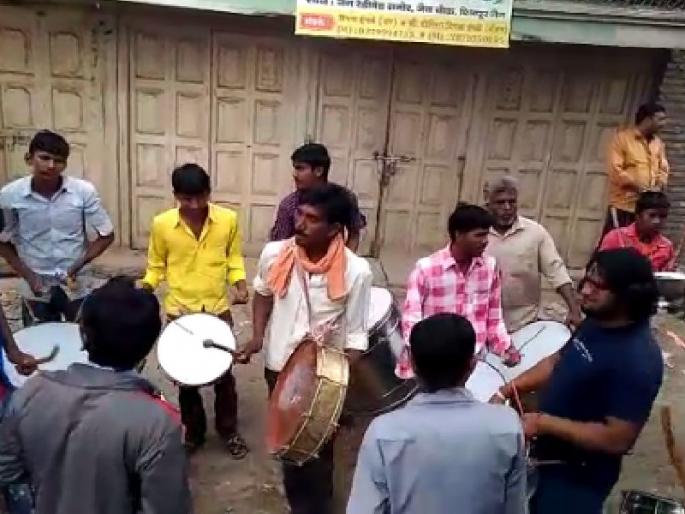 Shobhayatra of Keshit Parshvanath Prabhu of Jains, Shirpur Nagri Dumdumali | VIDEO - जैनांच्या काशित पार्श्वनाथ प्रभूंची शोभायात्रा, शिरपूर नगरी दुमदुमली Shobhayatra of Keshit Parshvanath Prabhu of Jains, Shirpur Nagri Dumdumali | VIDEO - जैनांच्या काशित पार्श्वनाथ प्रभूंची शोभायात्रा, शिरपूर नगरी दुमदुमली