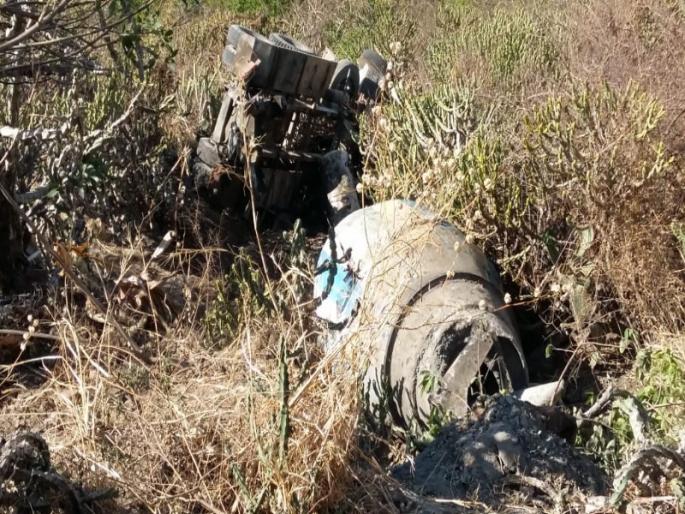 three person death due to Cement mixer grinder collapses from Purandar fort; Both injured | पुरंदर किल्ल्यावरून सिमेंट मिक्सरचा ट्रक खाली कोसळून तीन जणांचा मृत्यू ; दोघे जण जखमी three person death due to Cement mixer grinder collapses from Purandar fort; Both injured | पुरंदर किल्ल्यावरून सिमेंट मिक्सरचा ट्रक खाली कोसळून तीन जणांचा मृत्यू ; दोघे जण जखमी