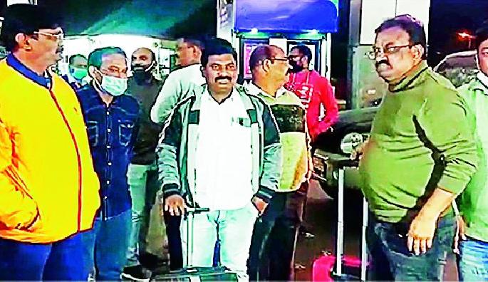 334 BJP voters are sent on picnic with their families | भाजपचे ३३४ मतदार सहलीला, काँग्रेसच्या हाती कुणी लागेना! 334 BJP voters are sent on picnic with their families | भाजपचे ३३४ मतदार सहलीला, काँग्रेसच्या हाती कुणी लागेना!