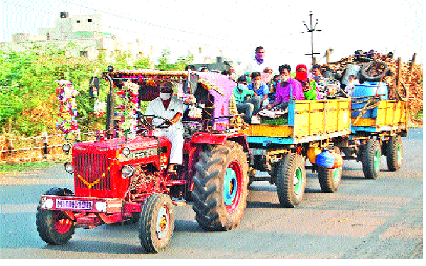 Sixty thousand sugarcane workers returned to the village | साठ हजारावर ऊसतोडणी मजूर परतले गावी Sixty thousand sugarcane workers returned to the village | साठ हजारावर ऊसतोडणी मजूर परतले गावी