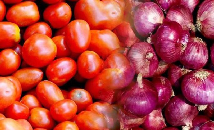 vegetables rates increased after rain Untimely rain hits the crop | टमाटरचे शतक, तर काद्यांची फिफ्टी; वाढत्या किमतीने गृहिणींचे बजेट कोलमडले vegetables rates increased after rain Untimely rain hits the crop | टमाटरचे शतक, तर काद्यांची फिफ्टी; वाढत्या किमतीने गृहिणींचे बजेट कोलमडले