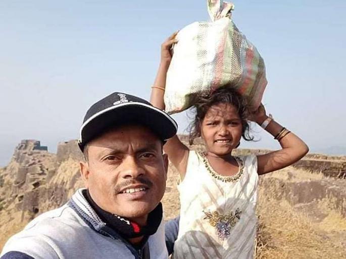 The humanity of Shiva devotees, help to poor school girl in rajgad | हाच खरा 'मावळा', अन् निवृत्त जवानाने गडावरील चिमुकलीला केली शिक्षणासाठी मदत The humanity of Shiva devotees, help to poor school girl in rajgad | हाच खरा 'मावळा', अन् निवृत्त जवानाने गडावरील चिमुकलीला केली शिक्षणासाठी मदत
