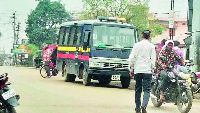 huge conflict drama between two families after girl ran away with her boyfriend | तरुण-तरुणी 'सैराट', कुटुंबियांचा राडा; सिंदी(रेल्वे)त तणाव huge conflict drama between two families after girl ran away with her boyfriend | तरुण-तरुणी 'सैराट', कुटुंबियांचा राडा; सिंदी(रेल्वे)त तणाव