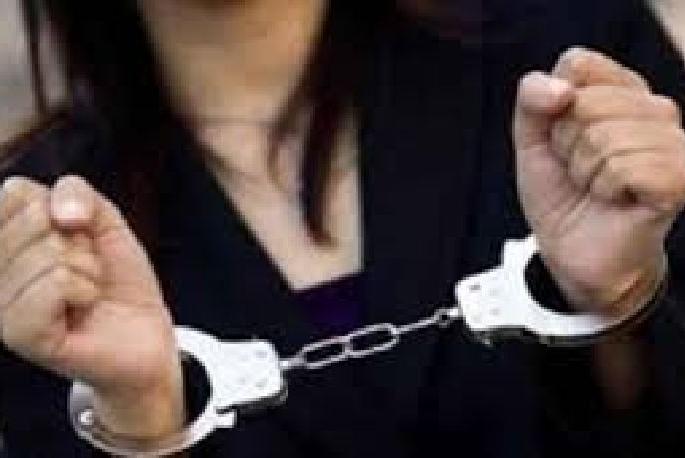 couple arrested for theft gold jewelry from shop | सराफांच्या दुकानात हातचलाखी करणारी साथीदारासह जेरबंद couple arrested for theft gold jewelry from shop | सराफांच्या दुकानात हातचलाखी करणारी साथीदारासह जेरबंद