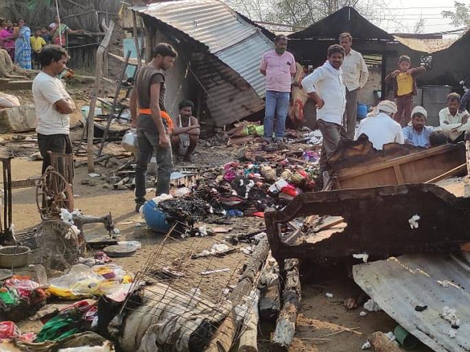 gas leak in wardha Woman seriously injured in fire, loss of Rs 10 lakh | गॅस लीक झाल्याने संसाराची राखरांगोळी; भीषण आगीत महिला गंभीर जखमी, 10 लाखांचं नुकसान