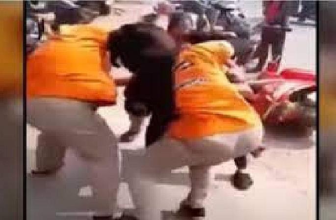 controversy over drops of petrol on clothes women fighting video goes viral | पेट्रोल पंपावर भाईगिरी पडली महागात; महिलेला महिला कर्मचाऱ्यांचा बेदम चोप controversy over drops of petrol on clothes women fighting video goes viral | पेट्रोल पंपावर भाईगिरी पडली महागात; महिलेला महिला कर्मचाऱ्यांचा बेदम चोप