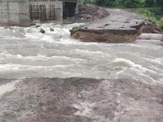 Ten villages were cut off as the Rangavali river flooded and the bridge went under water | रंगावली नदीला पूर; पूल पाण्याखाली गेल्याने १० गावांचा संपर्क तुटला