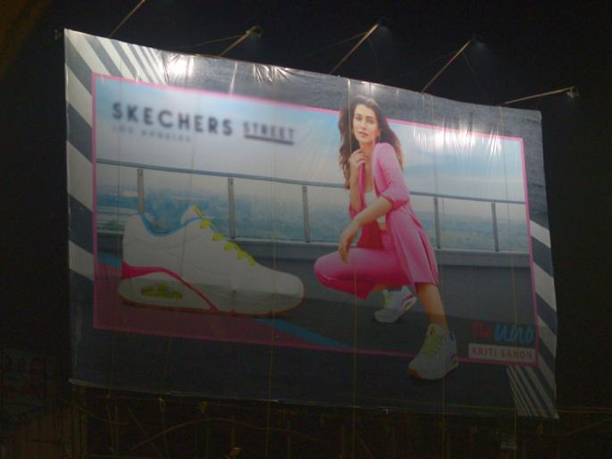 7 crore spent by advertising agencies; Hammer on 'Hoardings' from the Municipal Corporation | जाहिरात एजन्सींनी थकवले सात कोटी; महापालिकेकडून 'होर्डिंग्स'वर हातोडा 7 crore spent by advertising agencies; Hammer on 'Hoardings' from the Municipal Corporation | जाहिरात एजन्सींनी थकवले सात कोटी; महापालिकेकडून 'होर्डिंग्स'वर हातोडा